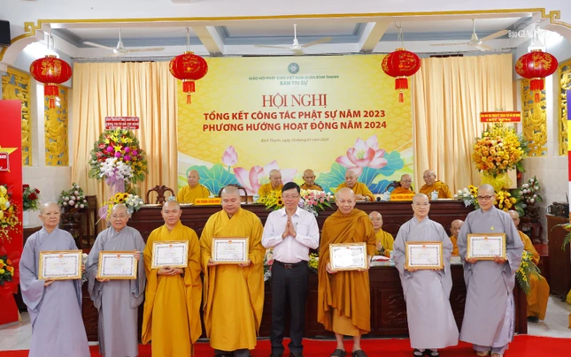 Ông Vũ Ngọc tuất tặng Giấy khen của UBND Q.Bình Thạnh đến các tập thể