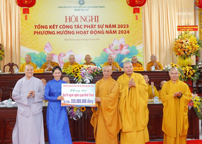 Trao tặng 350 triệu đồng ủng hộ Quỹ "Vì người nghèo Q.Bình Thạnh"