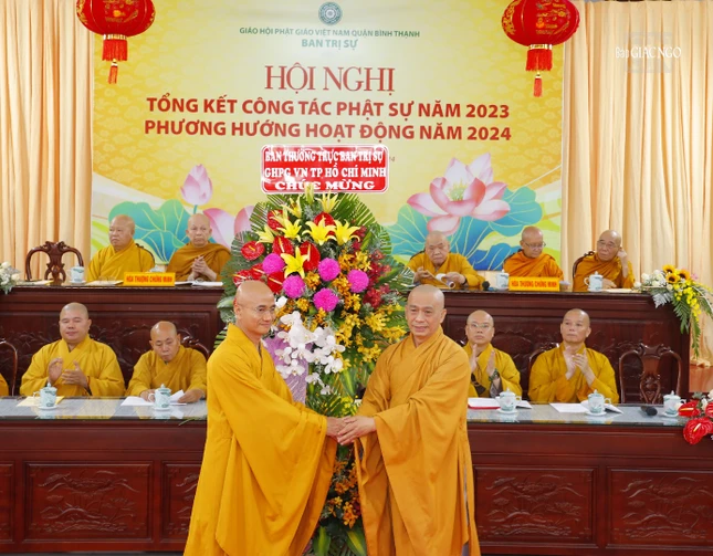 Thượng tọa Thích Thiện Quý thay mặt Ban Thường trực Ban Trị sự GHPGVN TP.HCM tặng hoa chúc mừng