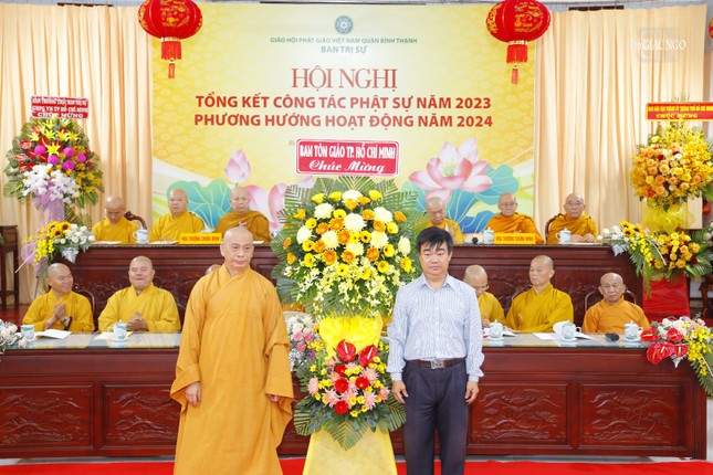 Đại diện Ban Tôn giáo TP.HCM tặng hoa chúc mừng hội nghị