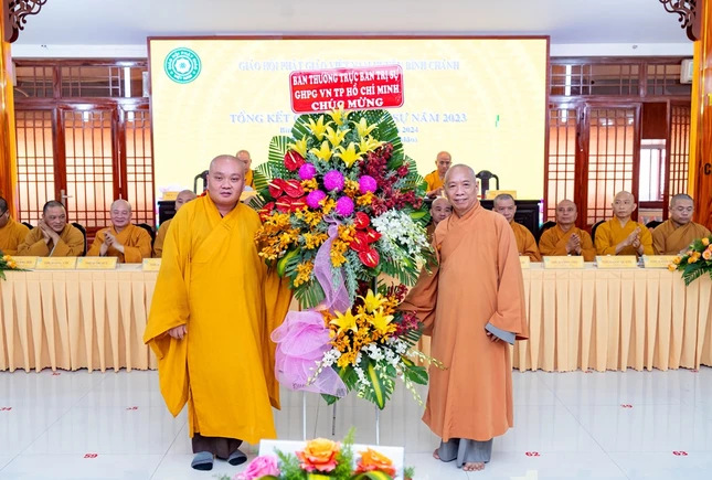 Thượng tọa Thích Trung Nguyện thay mặt Ban Thường trực Ban Trị sự GHPGVN TP.HCM tặng hoa chúc mừng