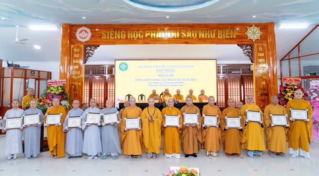 Thượng tọa Thích Quang Thạnh trao Bằng công đức đến các cá nhân tiêu biểu