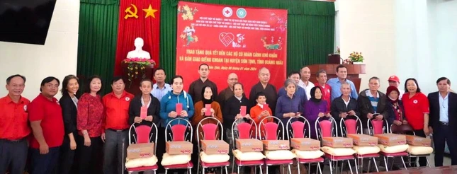 Trao quà đến các hộ có hoàn cảnh khó khăn