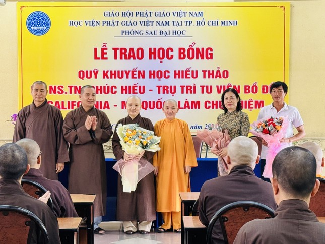 Tặng hoa tri ân Ni sư Thích nữ Chúc Hiếu và mạnh thường quân của Quỹ "Khuyến học Hiếu thảo"