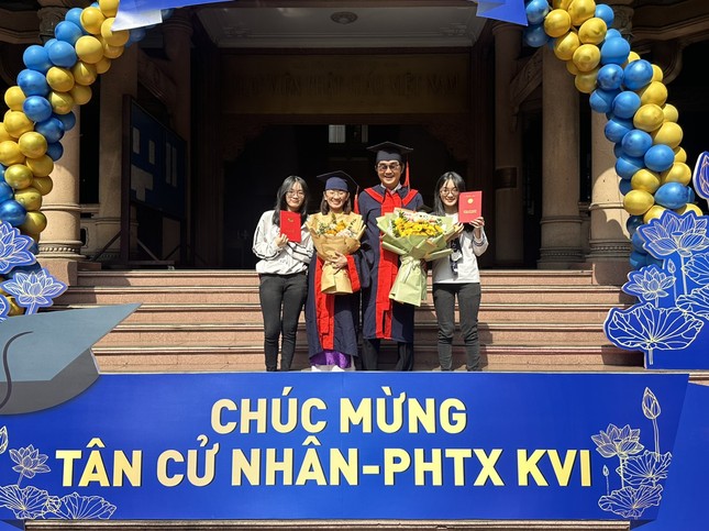 Chị Hồ Thị Uyên Phương và ông xã Trần Hoa Phúc Chân được khoa Phật học từ xa (Học viện Phật giáo VN tại TP.HCM) trao tặng Bằng khen "Đôi bạn đời cùng học và tốt nghiệp khóa VI"