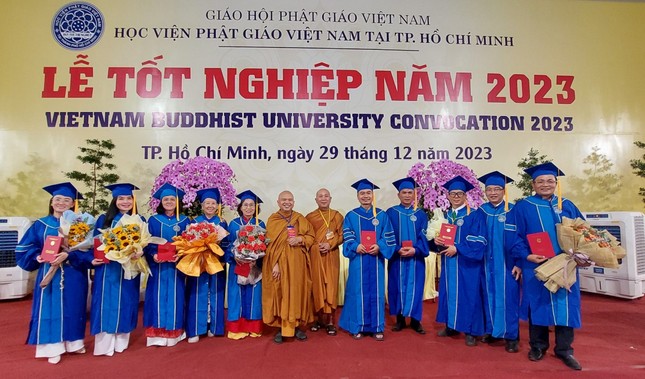 Niềm vui trong ngày tốt nghiệp của các tân cử nhân Phật học từ xa, khóa VI