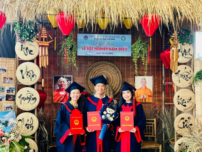 Niềm vui của 3 doanh nhân trong ngày nhận Bằng Cử nhân Phật học
