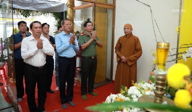 Phái đoàn lãnh đạo Quận ủy, UBND, UBMTTQVN Q.Bình Thạnh viếng tang