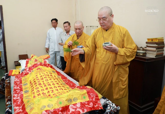 Chư tôn đức cử hành nghi thức sái tịnh nhục thân Trưởng lão Hòa thượng