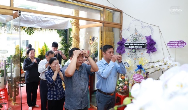 Đoàn Đảng ủy, UBND, UBMTTQVN P.11 sở tại thắp hương tưởng niệm Đoàn Đảng ủy, UBND, UBMTTQVN P.11 sở tại thắp hương tưởng niệm