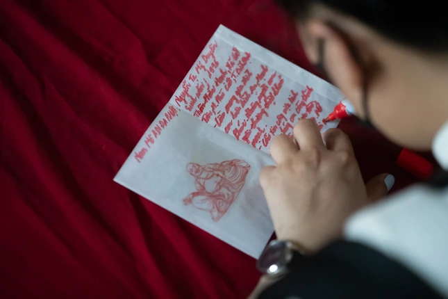 Ghi lời nguyện ước lên ngọn đăng dâng trong Lễ khai quang đại tượng Phật Di Lặc - Ảnh: Sun World Ba Den Mountain