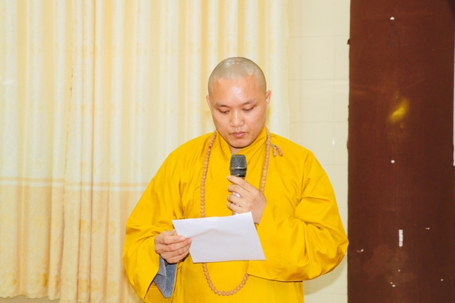 Đại đức Thích Phước Trung báo cáo thu chi