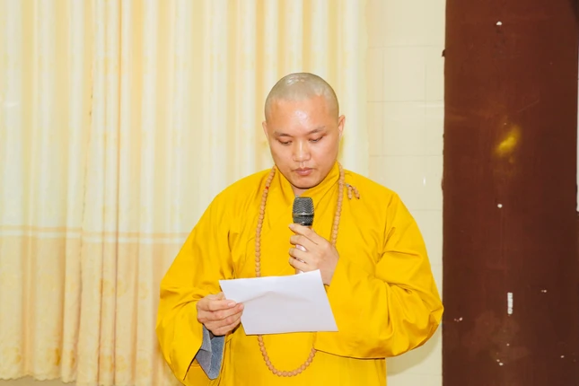 Đại đức Thích Phước Trung báo cáo thu chi