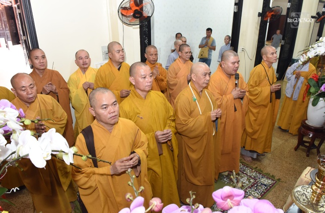 Thường trực Ban Trị sự Phật giáo Q.Bình Thạnh thắp hương tưởng niệm