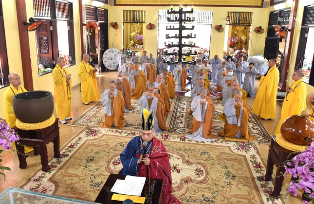 Chư tôn đức Ban Kinh sư cử hành nghi thức cúng ngọ Chư tôn đức Ban Kinh sư cử hành nghi thức cúng ngọ