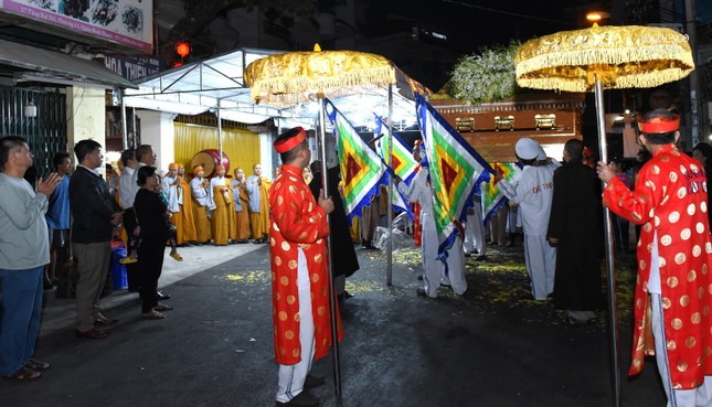 Cung thỉnh kim quan Trưởng lão Hòa thượng rời Giác linh đường