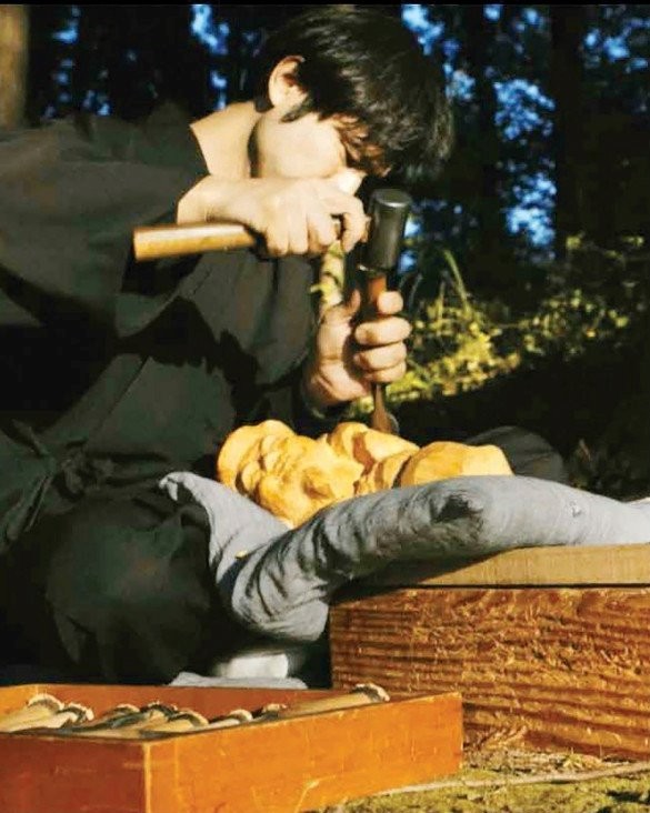 Rất khó để trở thành một nghệ nhân có năng lực và kiếm sống bằng công việc này trong thế giới chạm khắc gỗ Phật giáo ở Nhật Bản, trừ khi họ phải đạt đến trình độ xuất thần và làm việc với sự kỷ luật cao