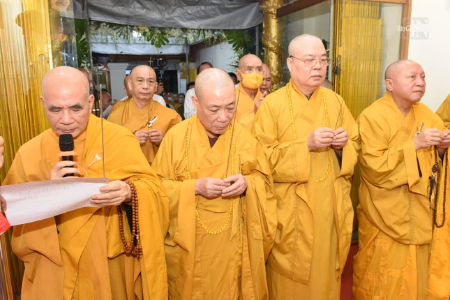 Chư tôn giáo phẩm thắp hương cầu nguyện