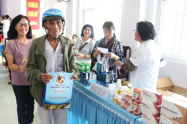 Tổ chức khám bệnh, cấp thuốc miễn phí cho bà con nghèo Tổ chức khám bệnh, cấp thuốc miễn phí cho bà con nghèo