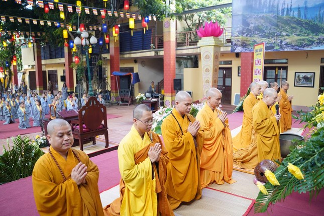 Chư tôn đức niêm hương bạch Phật