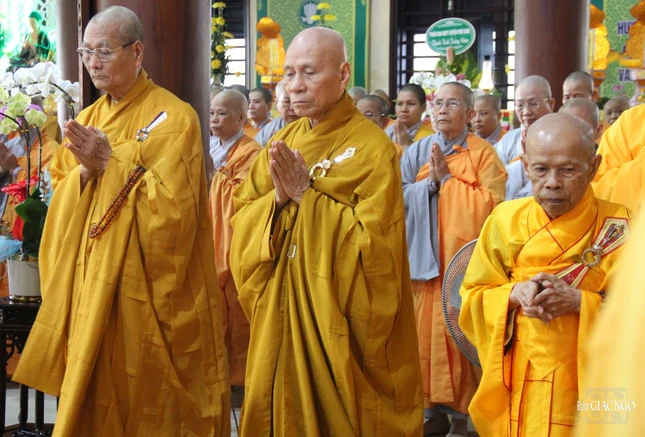 Chư tôn giáo phẩm tham dự lễ