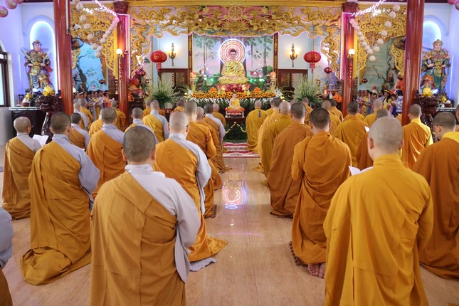 Chư Tăng Ni H.Hóc Môn tụng kinh tại chánh điện chùa Giác Nguyên