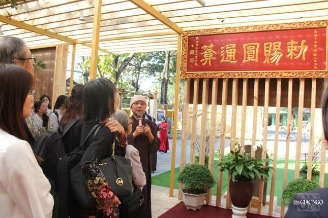 Bức hoành “Sắc tứ Viên Thông am” được phỏng chế từ bức hoành cổ lập vào ngày mùng 8 tháng Chạp mùa Đông năm Đinh Sửu (1697) do “Quốc chúa Thiên Túng Đạo Nhân huân mộc đề thư”