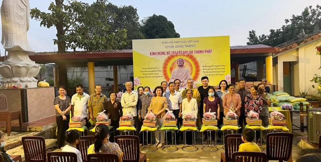 Chùa Long Thắng và các mạnh thường quân trao quà đến các hộ nghèo trên địa bàn xã Thạnh Hội Chùa Long Thắng và các mạnh thường quân trao quà đến các hộ nghèo trên địa bàn xã Thạnh Hội