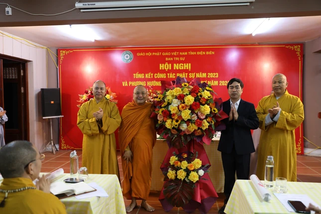 Ông Lê Đình Tuyên, Phó Giám đốc Sở Nội vụ tỉnh Điện Biên tặng hoa chúc mừng hội nghị