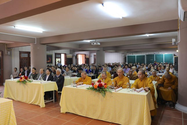 Chư tôn đức Tăng Ni, đại biểu, Phật tử tham dự hội nghị Chư tôn đức Tăng Ni, đại biểu, Phật tử tham dự hội nghị