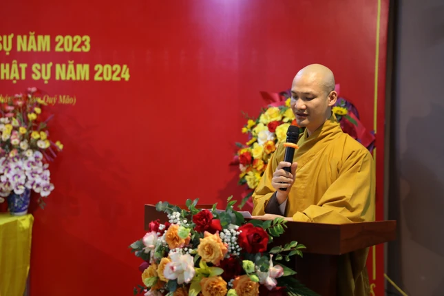 Đại đức Thích Nhuận Thanh báo cáo tổng kết Phật sự