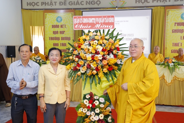 Lãnh đạo Q.Tân Bình tặng hoa chúc mừng hội nghị Lãnh đạo Q.Tân Bình tặng hoa chúc mừng hội nghị