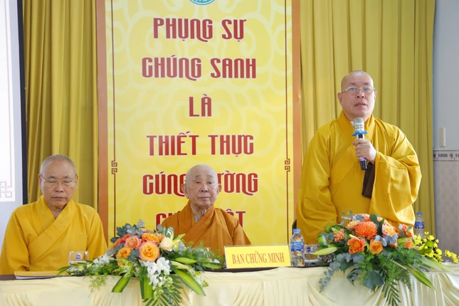 Thượng tọa Thích Đạt Đức lấy ý kiến biểu quyết tại hội nghị về những dự thảo hoạt động trong năm 2024