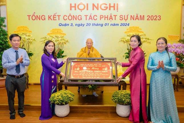 Quận ủy, UBND, Ủy ban MTTQVN Q.3 dâng khánh vàng chúc mừng đến Trưởng lão Hòa thượng Thích Thiện Nhơn - Ảnh: Đăng Huy