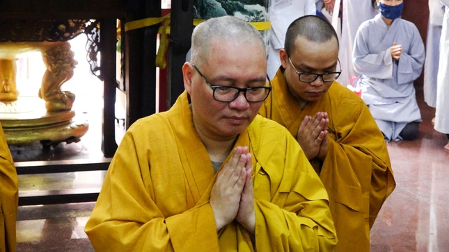 Thượng tọa Thích Thanh Lợi, trụ trì Thanh Minh thiền viện cùng môn đồ đệ tử tác bạch cúng dường trai Tăng