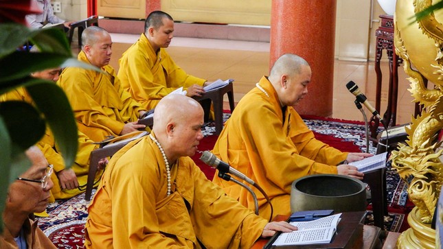 Chư tôn đức tụng kinh cầu nguyện