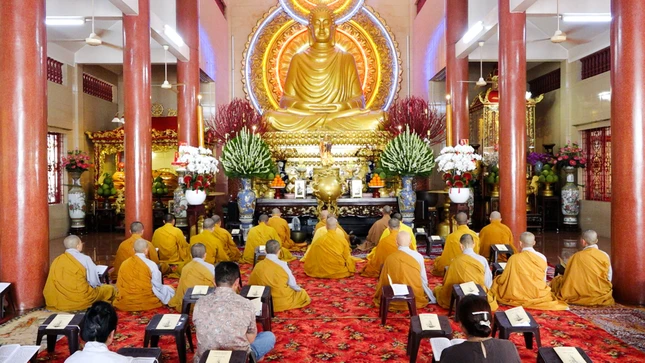 Khóa lễ tụng kinh tại chánh điện Thanh Minh thiền viện