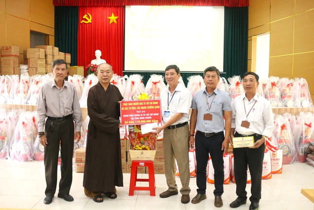 Thượng tọa Thích Huệ Công, Trưởng ban Đại diện Phật giáo người Hoa tại TP.HCM, Trưởng ban Trị sự Phật giáo Q.8, trụ trì chùa Long Hoa trao số tiền 110 triệu đồng do Phật giáo người Hoa tại TP.HCM, các tự viện và mạnh thường quân hỗ trợ bệnh viện Nhân Ái