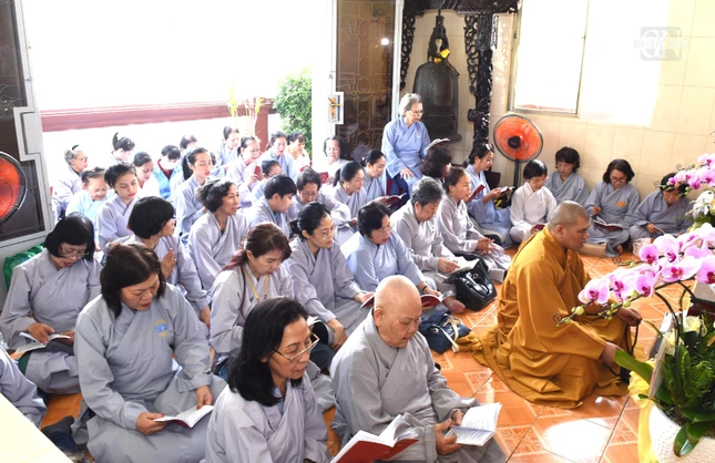 Chư tăng hướng dẫn đại chúng tụng kinh A Di Đà