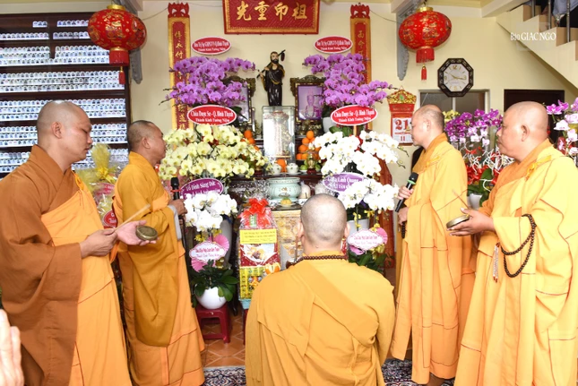 Cung tiến Giác linh cố Hòa thượng Thích Thiên Hương