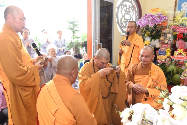 Môn hạ đệ tử dâng trà cúng dường Giác linh Hòa thượng