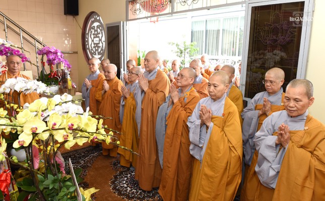 Chư Ni nhất tâm cầu nguyện