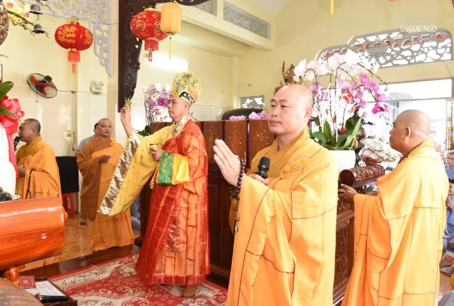 Ban Kinh sư cử hành nghi thức cúng ngọ