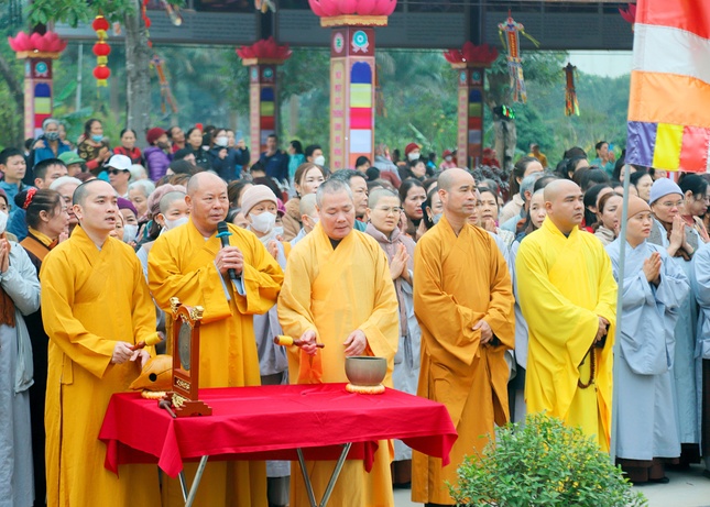 Chư tôn đức cử hành lễ trì chú rót đồng đúc đại tượng Phật Thích Ca Mâu Ni