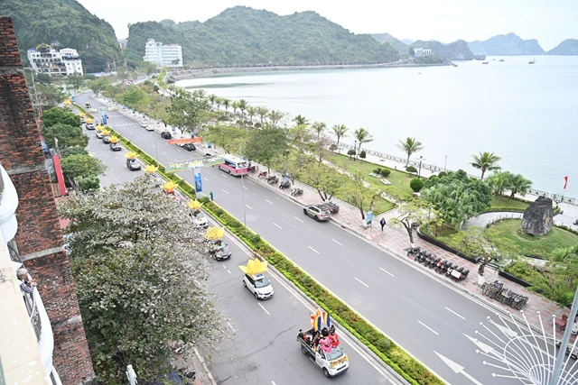 Đoàn rước xuất phát từ bến phà Phù Long (H.Cát Hải)...