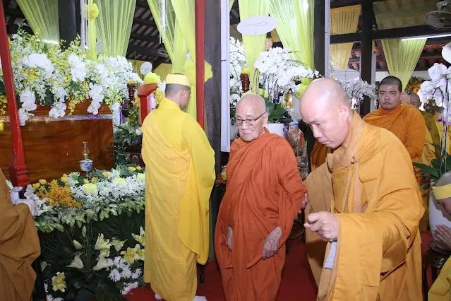 Chư tôn giáo phẩm hữu nhiễu kim quan