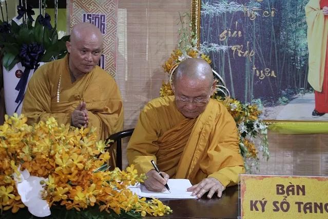 Trưởng lão Hòa thượng Viên Minh viết sổ tang lưu niệm