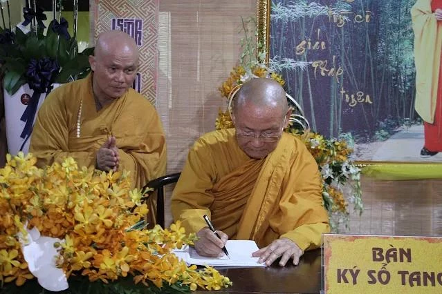 Trưởng lão Hòa thượng Viên Minh viết sổ tang lưu niệm