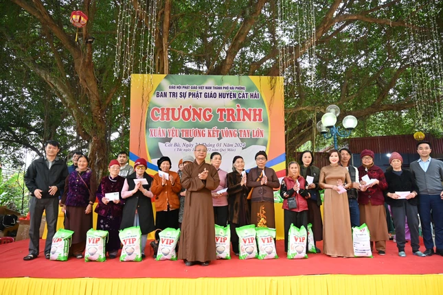 Thượng tọa Thích Tục Khang cùng các mạnh thường quân trao quà đến các hộ khó khăn