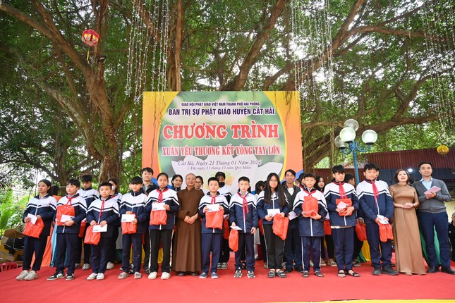 Các em học sinh nghèo vượt khó được nhận quà từ chương trình "Xuân yêu thương kết vòng tay lớn"